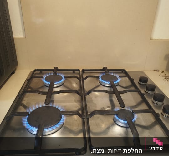 כיריים גז עם להבות כחולות במטבח